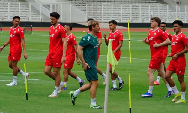 Bulgaria Pesta Gol, Kepulangan Solomon Tumbang 10-2