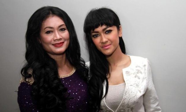 Ibunda Julia Perez Tetap Setia Pada Tas Anak, Ini Alasan Jual Aset
