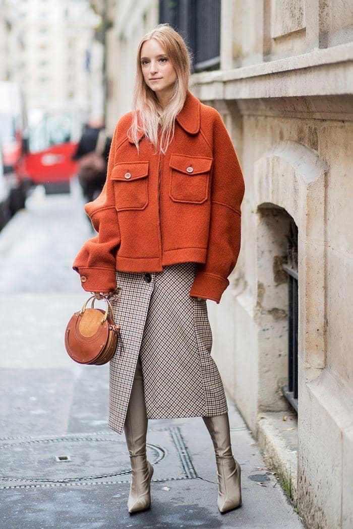 Tampil Chic Dengan Tips Padu-Padan Baju Merah Bata