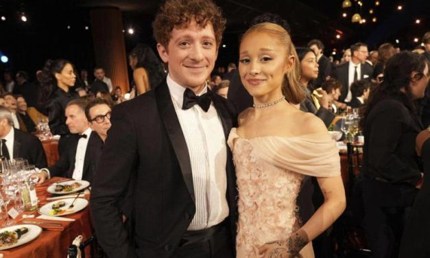 Akhir Kisah Cinta! Ariana Grande Dan Ethan Slater Putus