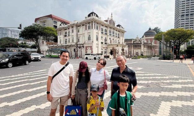 Liburan Penuh Tawa! Ayu Dewi Dan Keluarga Jelajahi Malaysia