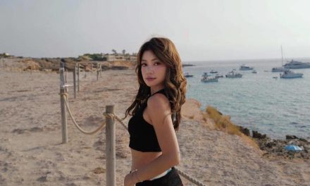 Nikmati Liburan! Regina Phoenix Memukau Di Cala Conta Ibiza