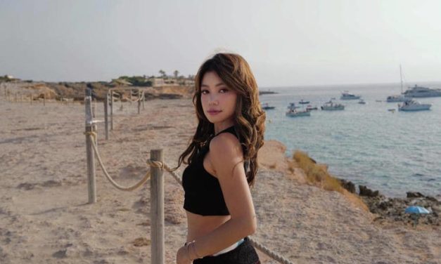 Nikmati Liburan! Regina Phoenix Memukau Di Cala Conta Ibiza