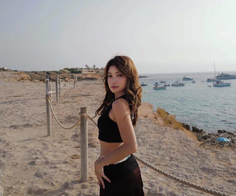 Nikmati Liburan! Regina Phoenix Memukau Di Cala Conta Ibiza