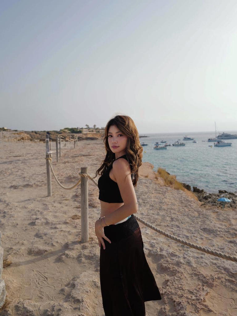 Nikmati Liburan! Regina Phoenix Memukau Di Cala Conta Ibiza