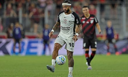 Resmi! Memphis Depay Teken Kontrak Baru Hingga 2028