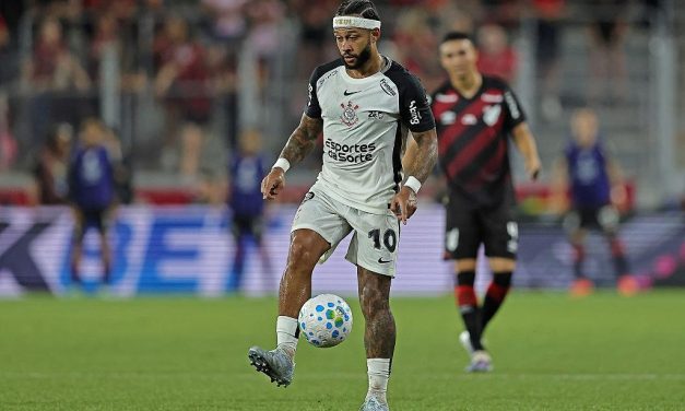 Resmi! Memphis Depay Teken Kontrak Baru Hingga 2028