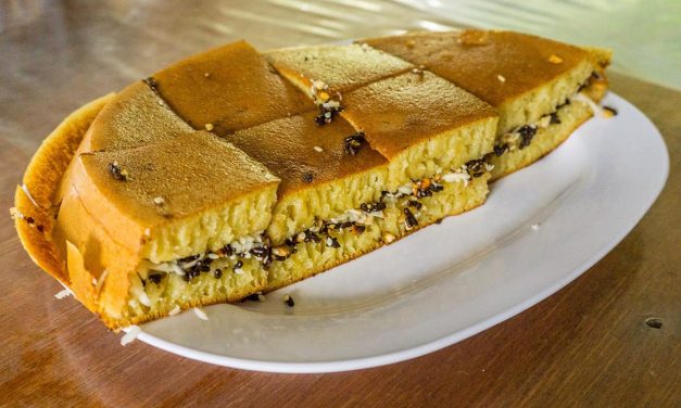 Auto Lahap! Martabak Bangka Legit Cocok Jadi Teman Santai