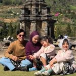 Makin Kompak! Dwi Handayani & Keluarga Eksplorasi Candi Arjuna