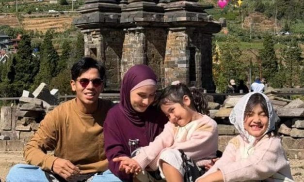 Makin Kompak! Dwi Handayani & Keluarga Eksplorasi Candi Arjuna