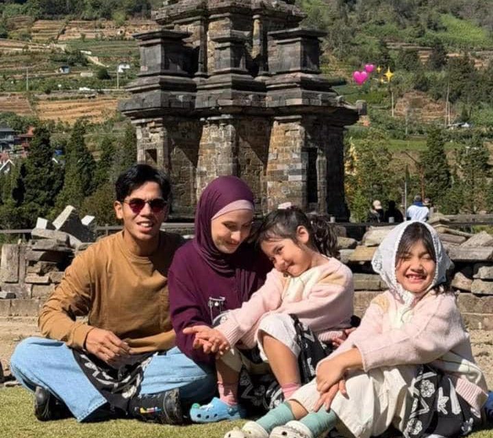 Makin Kompak! Dwi Handayani & Keluarga Eksplorasi Candi Arjuna