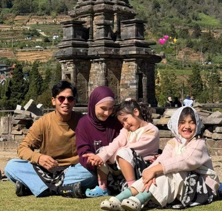 Makin Kompak! Dwi Handayani & Keluarga Eksplorasi Candi Arjuna