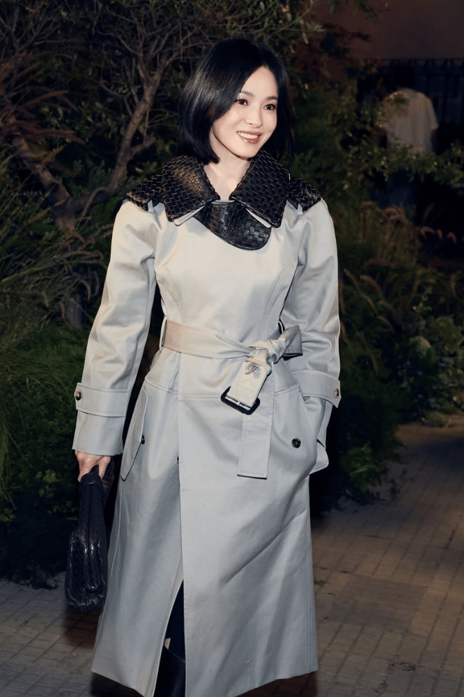 Elegan Dan Edgy! Song Hye Kyo Memukau Di Milan Fashion Week
